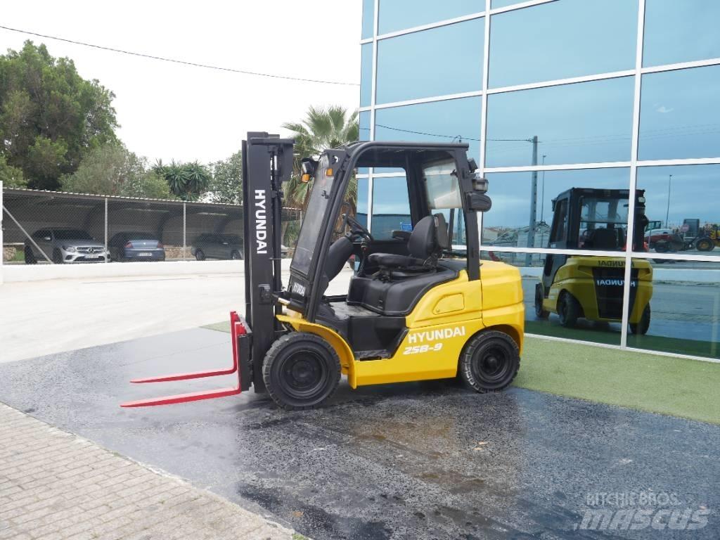 Hyundai 25 D-9 Tehnika ar dīzeļa dzinēju