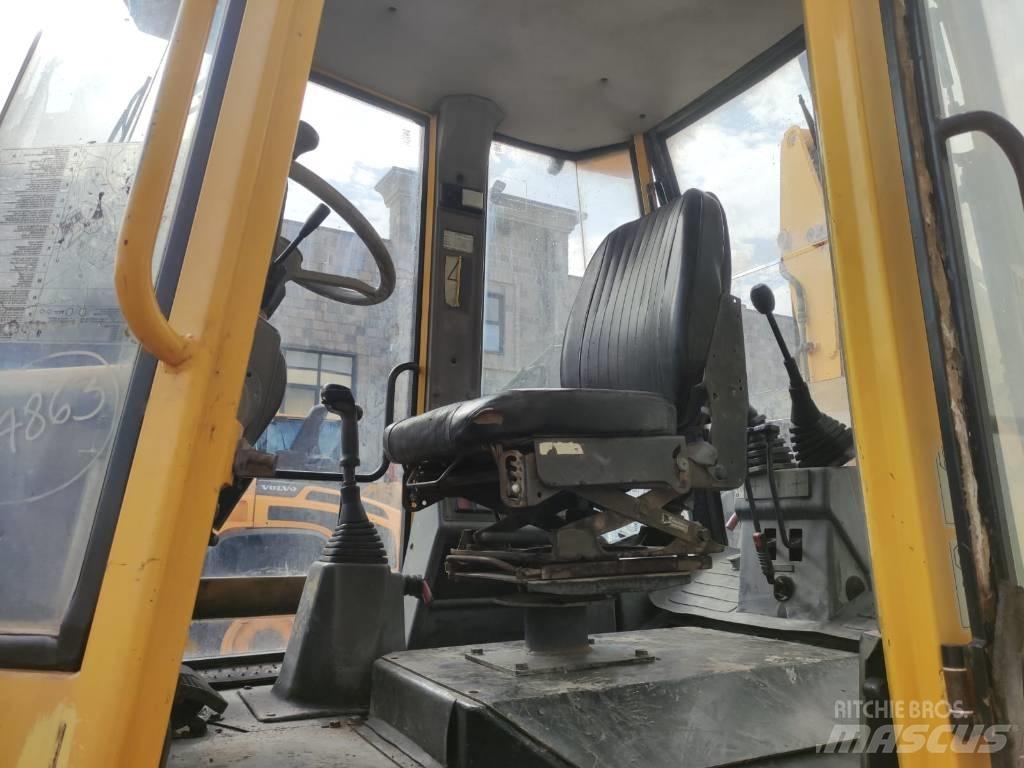 Komatsu WB 92 A Ekskavatori-iekrāvēji