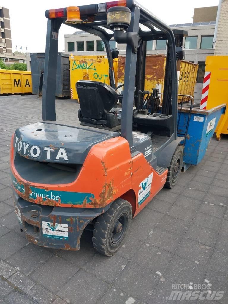 Toyota 8 FDF 25 Tehnika ar dīzeļa dzinēju