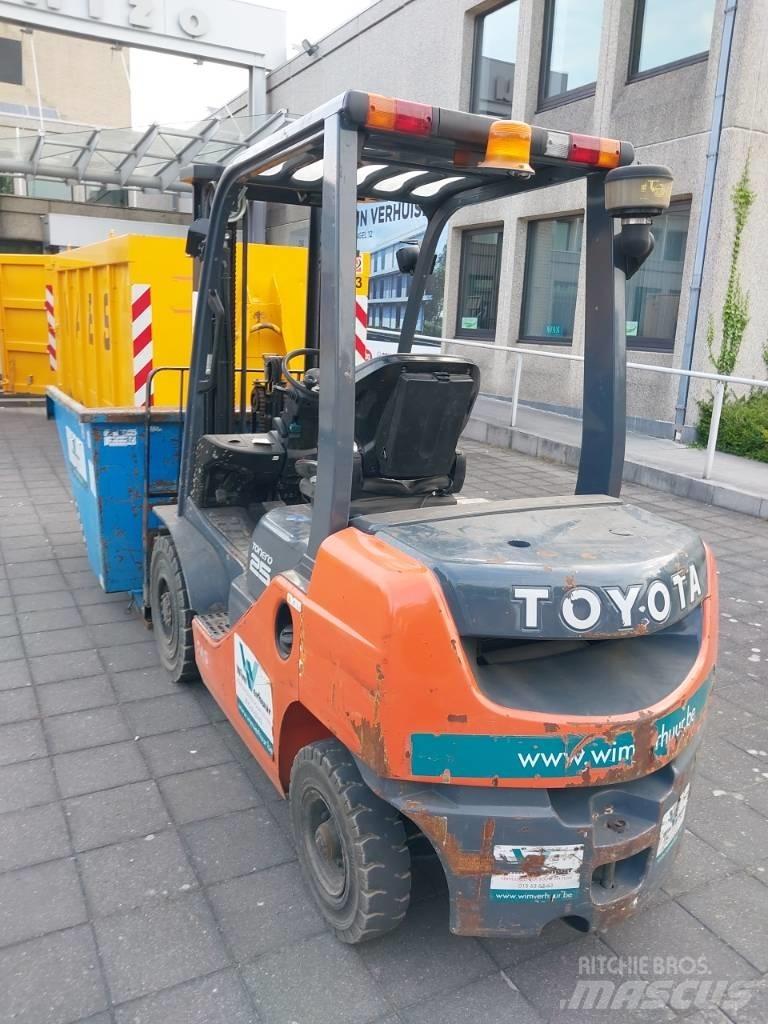 Toyota 8 FDF 25 Tehnika ar dīzeļa dzinēju