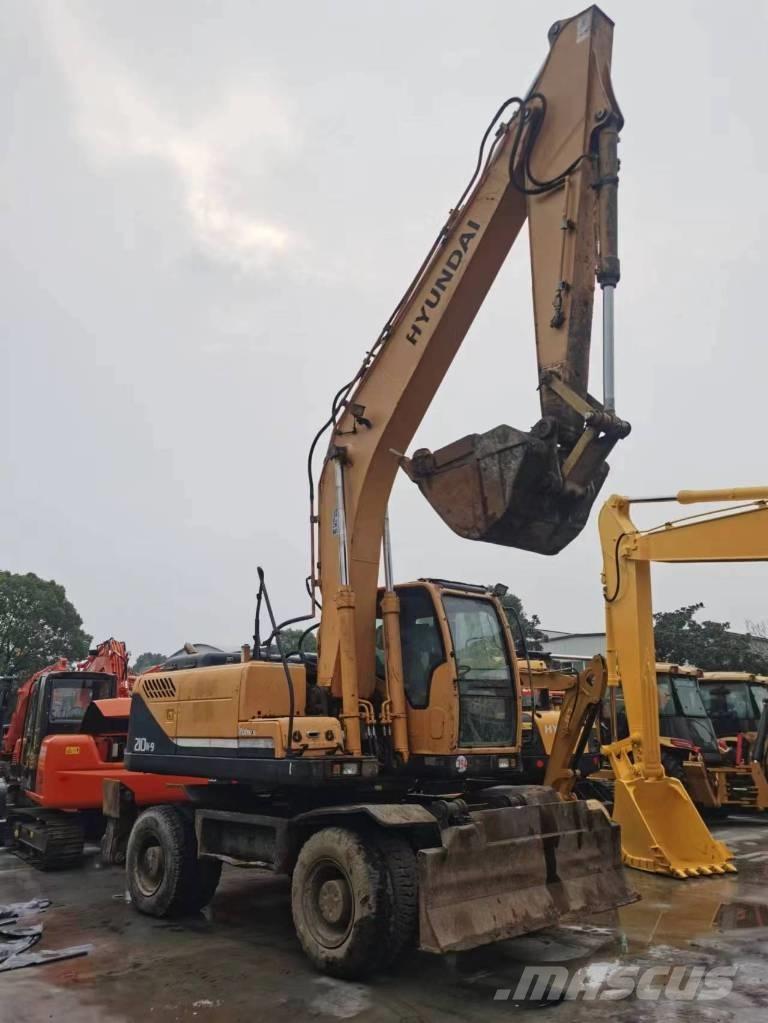 Hyundai R210W-9 Ekskavatori uz riteņiem