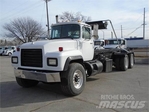 Mack RD600 Treileri ar āķi