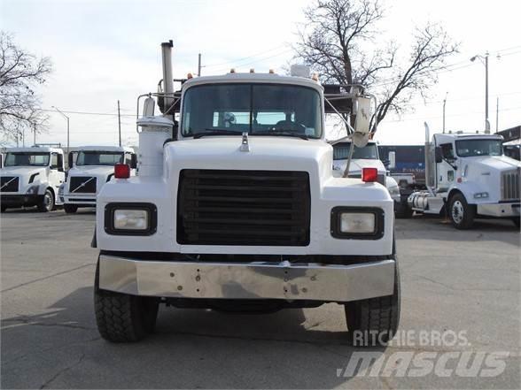 Mack RD600 Treileri ar āķi