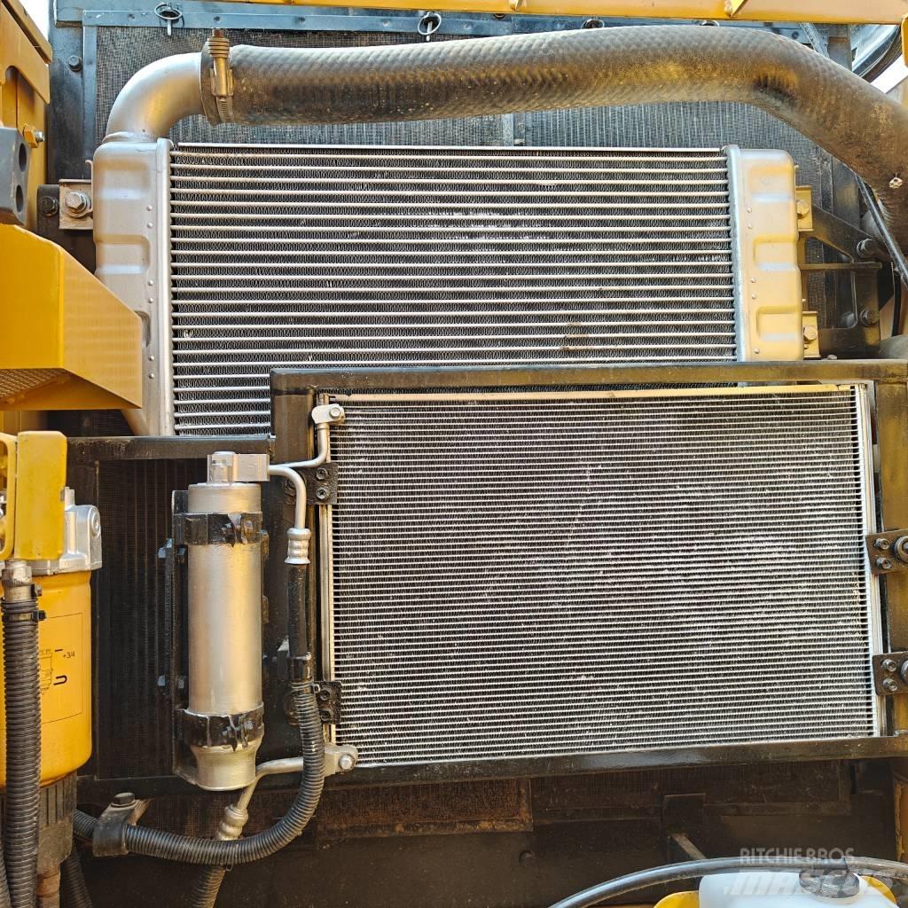 CAT 323D2 Kāpurķēžu ekskavatori