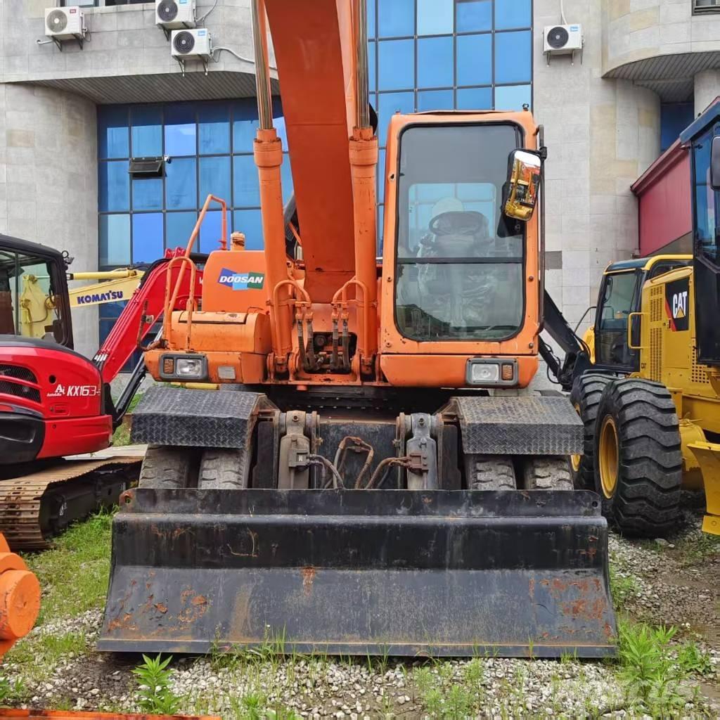 Doosan DH 210 W-7 Ekskavatori uz riteņiem