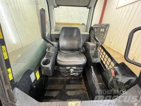 JCB 210T Lietoti riteņu kompaktiekrāvēji