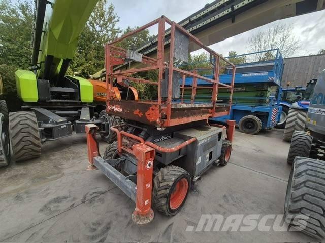 SkyJack 6832RT Šķerveida pacēlāji