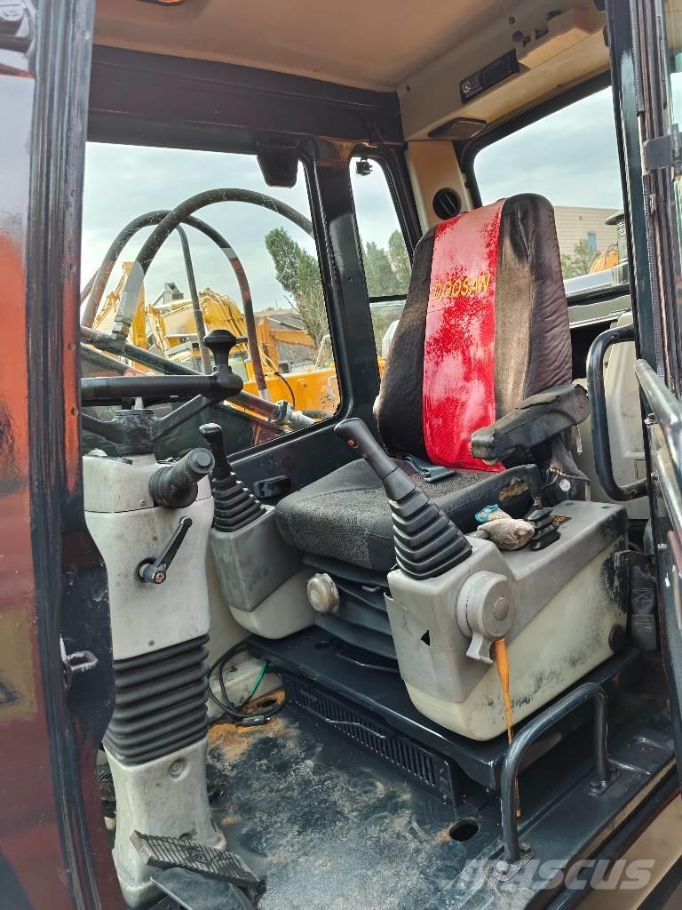 Hyundai r210w-9 Ekskavatori uz riteņiem