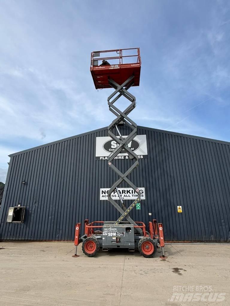 SkyJack SJ 6832 RT Šķerveida pacēlāji