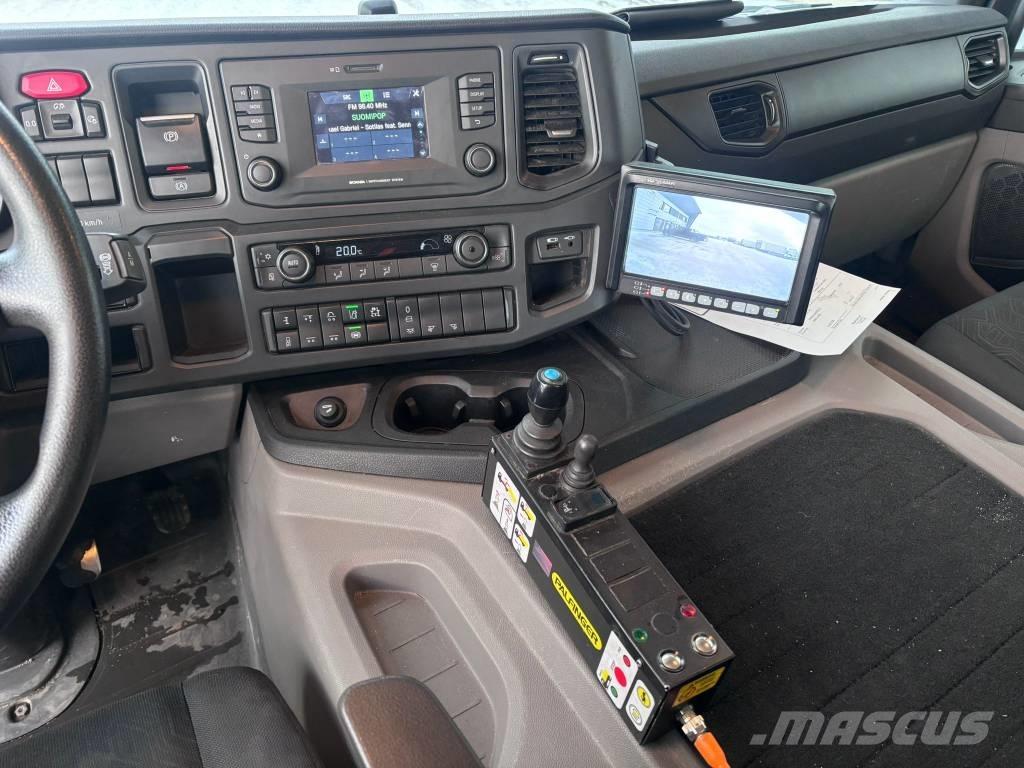 Scania P 360 Treileri ar āķi