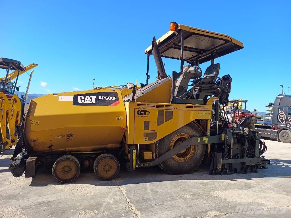 CAT AP 600F Asfalta klājēji