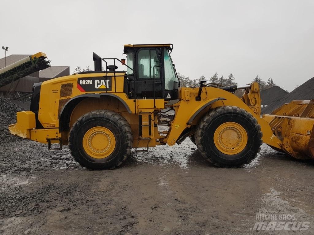 CAT 982m Iekrāvēji uz riteņiem