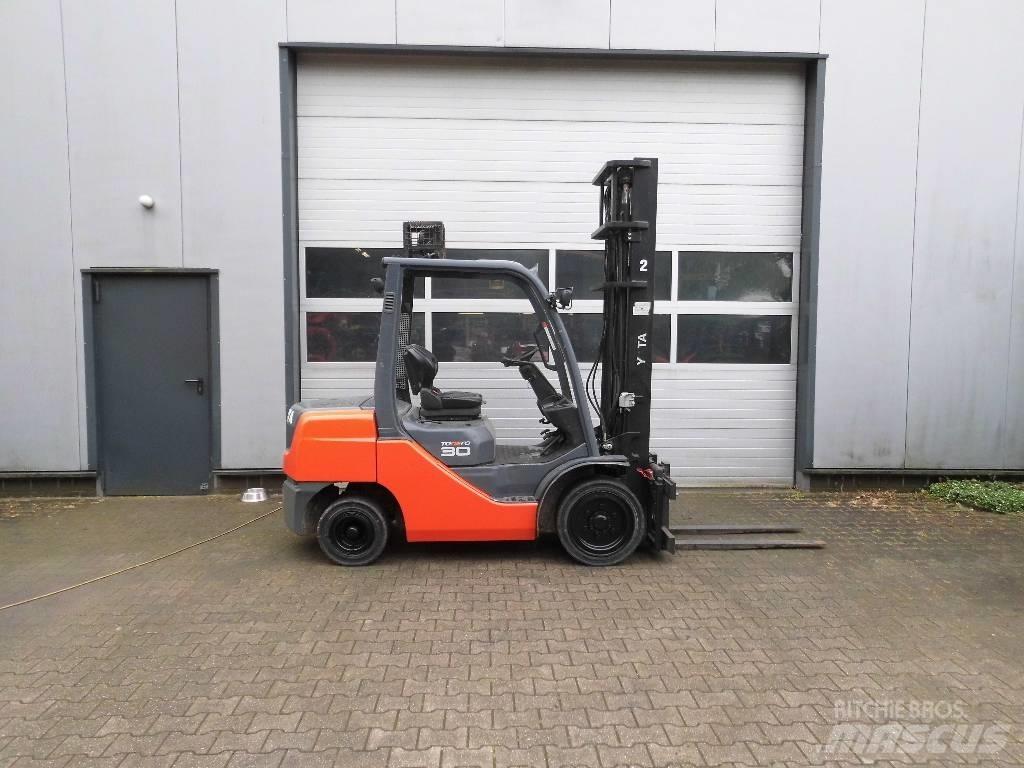 Toyota 02-8 FD 30 Tehnika ar dīzeļa dzinēju