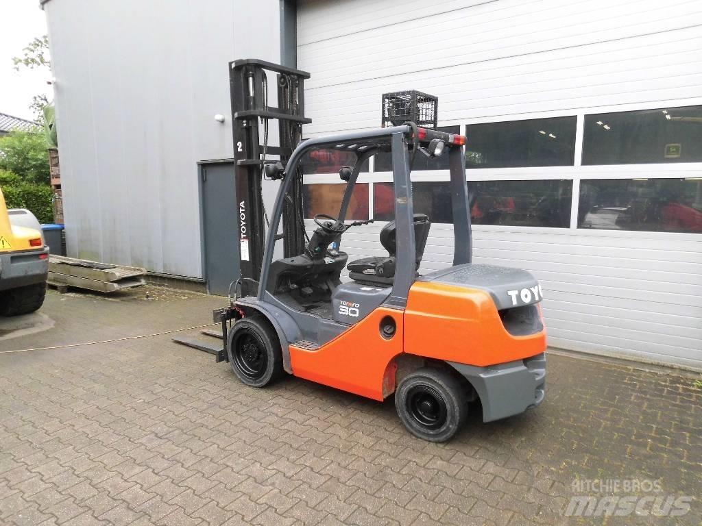 Toyota 02-8 FD 30 Tehnika ar dīzeļa dzinēju