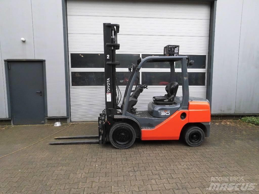 Toyota 02-8 FD 30 Tehnika ar dīzeļa dzinēju