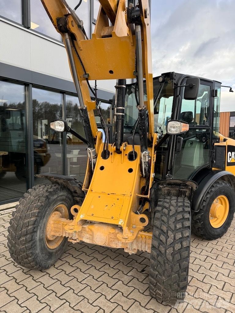 CAT 906M Iekrāvēji uz riteņiem