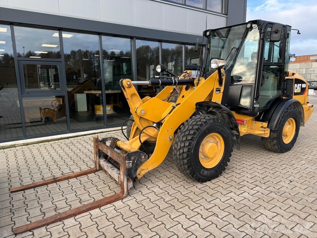 CAT 906M Iekrāvēji uz riteņiem