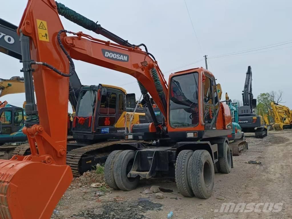 Doosan 150 W-7 Ekskavatori uz riteņiem