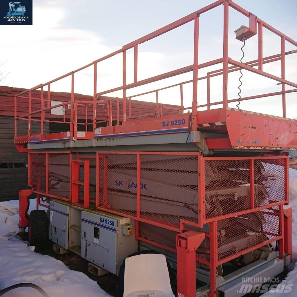 SkyJack 9250 Šķerveida pacēlāji