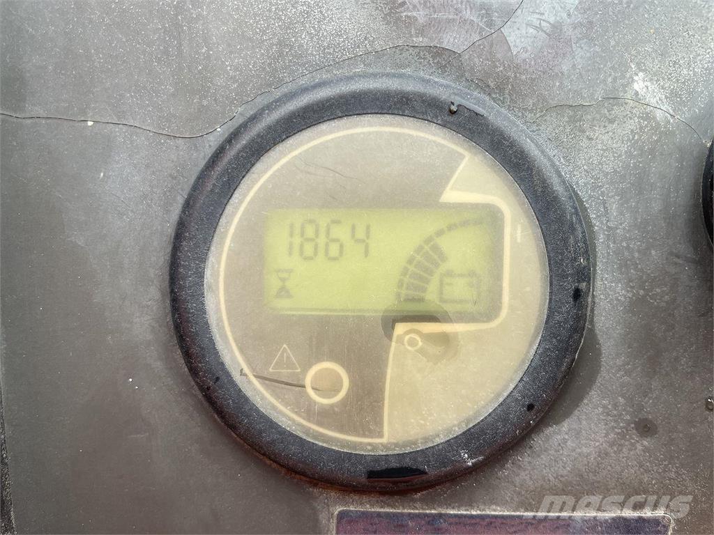 JLG 800AJ Strēles pacēlāji