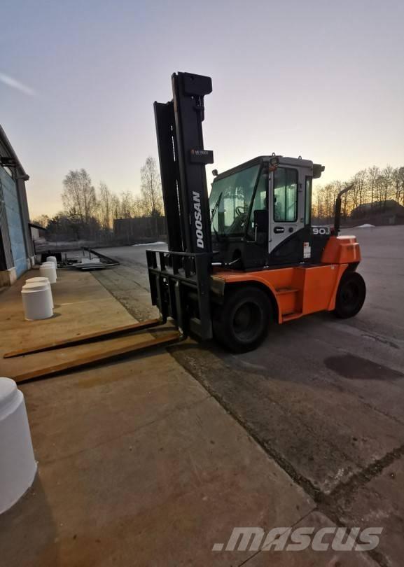 Doosan D90S-7 Tehnika ar dīzeļa dzinēju