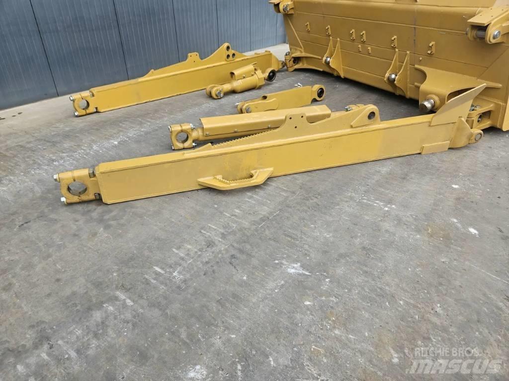 CAT D8T Naži