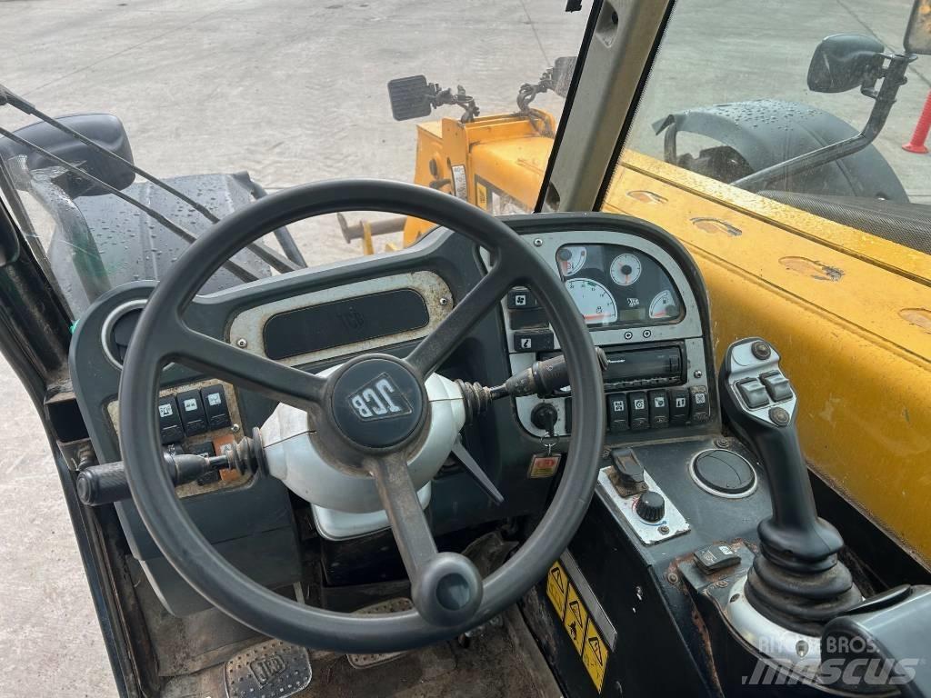 JCB 526-56 Agri Lauksaimniecības pacēlāji