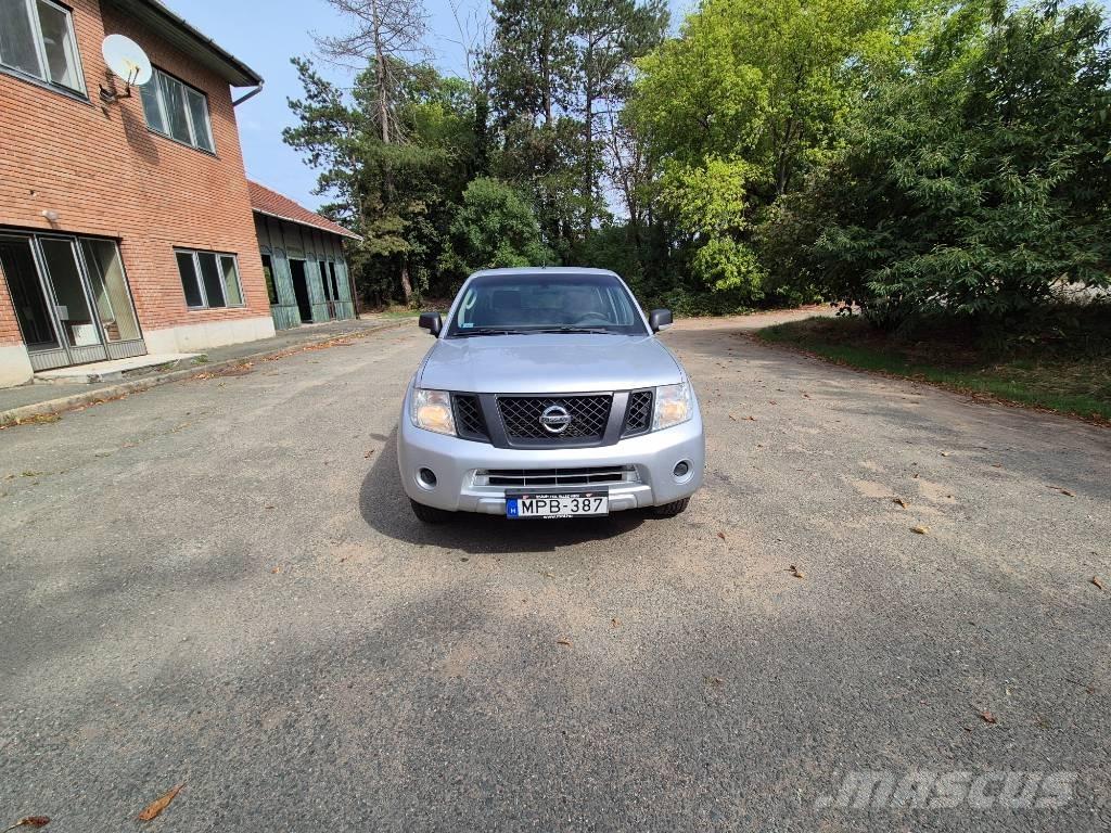 Nissan Navara Vieglais kravas automobilis/izkraušana no sāniem