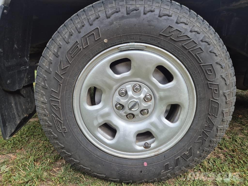 Nissan Navara Vieglais kravas automobilis/izkraušana no sāniem