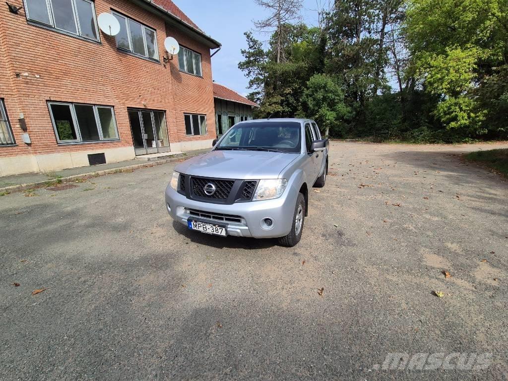Nissan Navara Vieglais kravas automobilis/izkraušana no sāniem