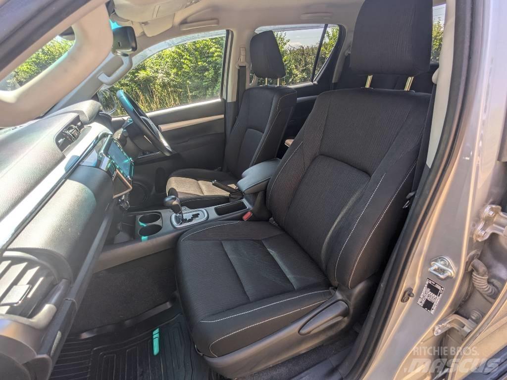 Toyota Hilux Vieglais kravas automobilis/izkraušana no sāniem