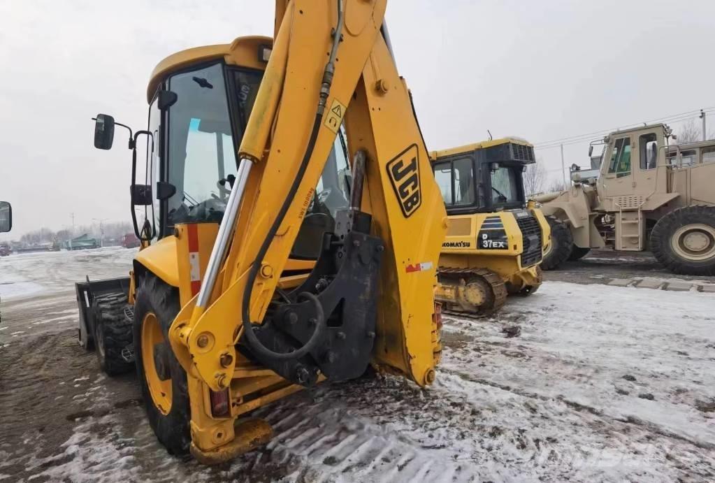 JCB 3CX Ekskavatori-iekrāvēji