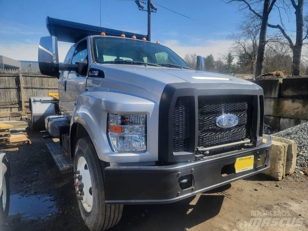 Ford F750 Treileri ar āķi