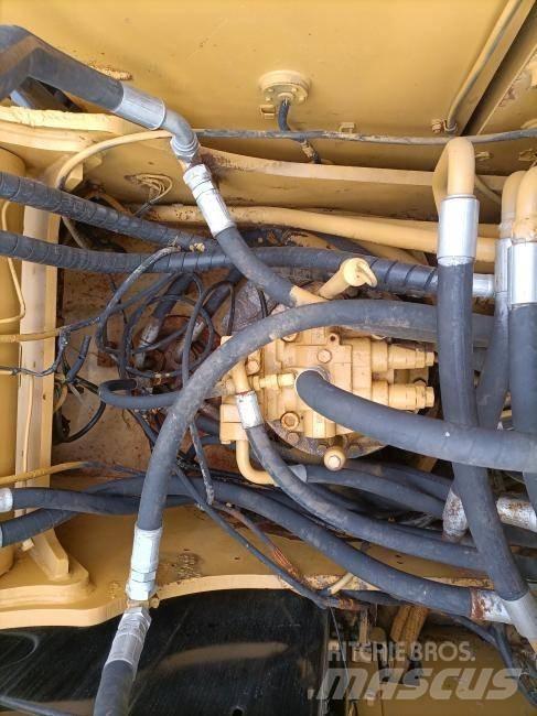 CAT 325 D Kāpurķēžu ekskavatori