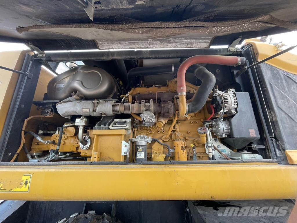 CAT MH3024 Ekskavatori uz riteņiem