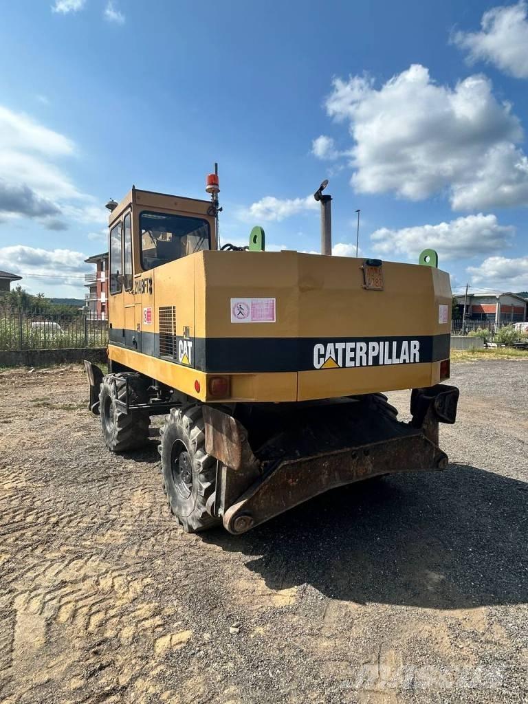 CAT 214 Ekskavatori uz riteņiem