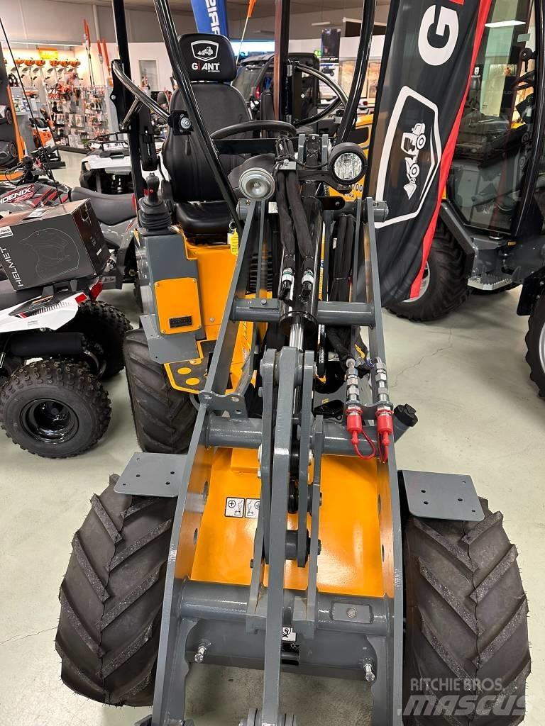 GiANT 1200 Lietoti riteņu kompaktiekrāvēji