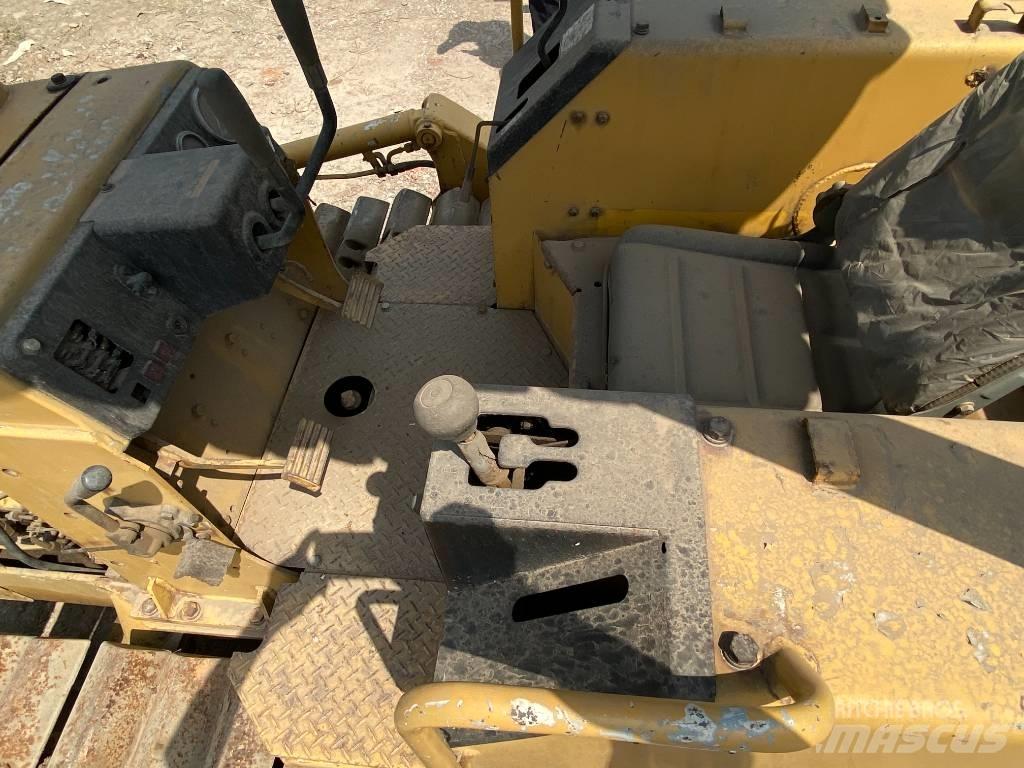 Komatsu D21P-6 Kāpurķēžu buldozeri