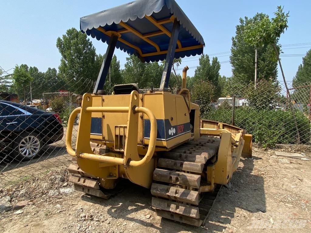Komatsu D21P-6 Kāpurķēžu buldozeri