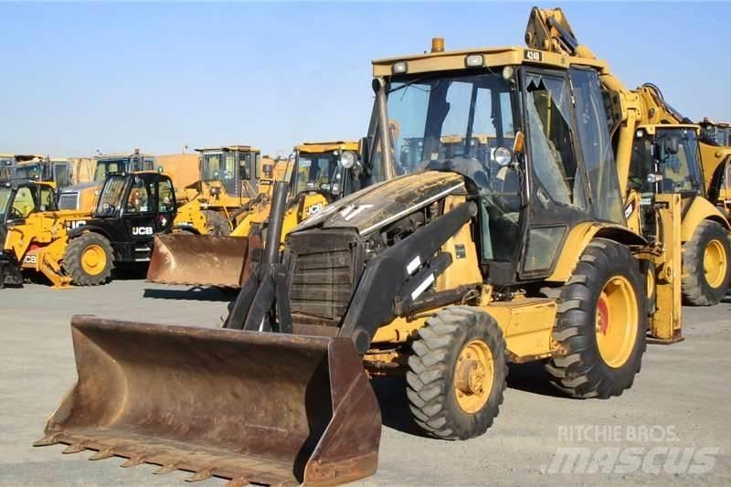 CAT 424D Ekskavatori-iekrāvēji