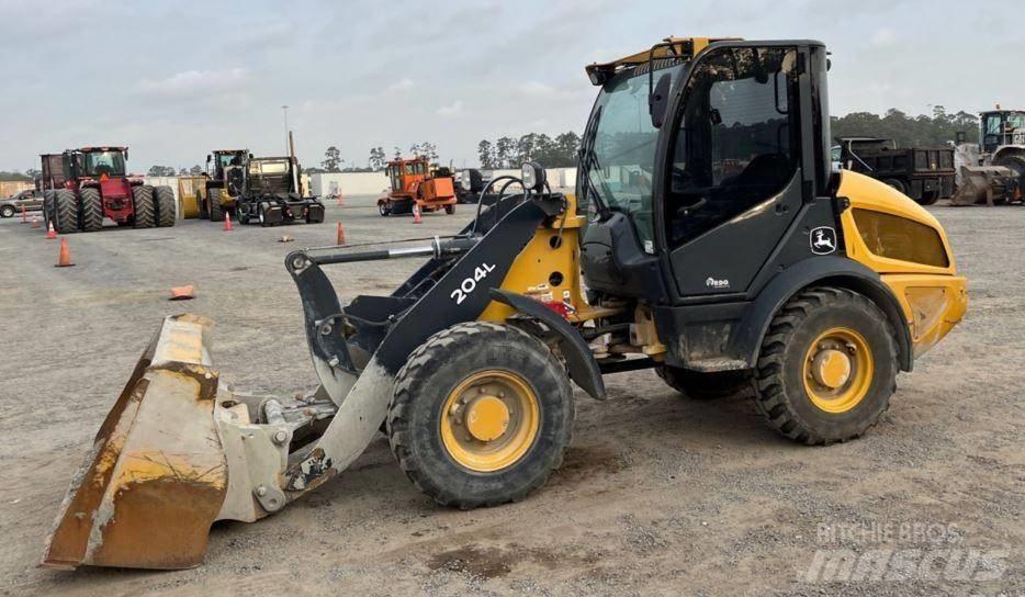 John Deere 204L Iekrāvēji uz riteņiem