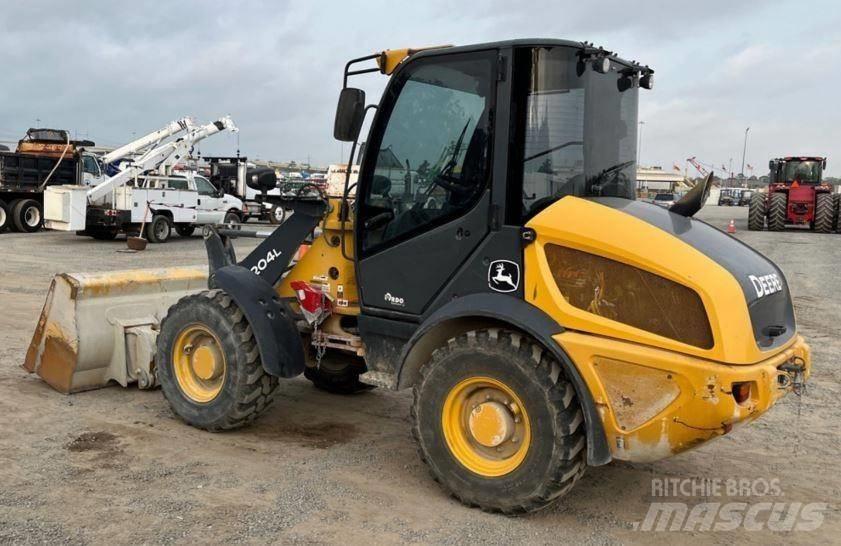 John Deere 204L Iekrāvēji uz riteņiem