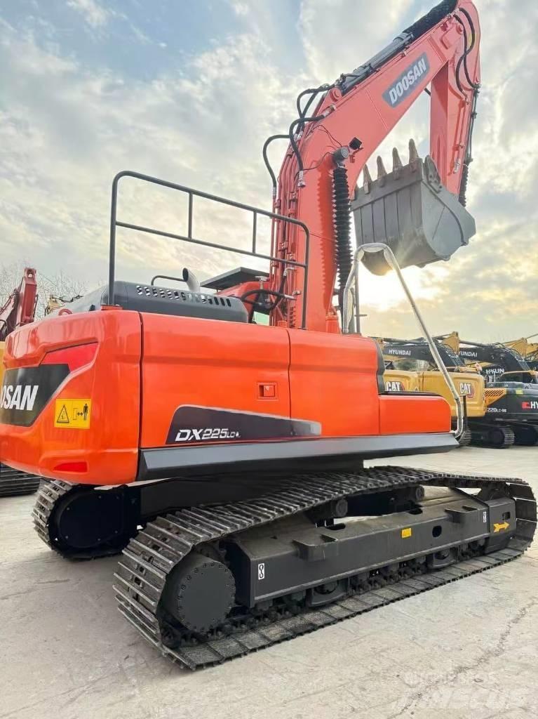 Doosan DX 225 LCA Vidēja lieluma ekskavatori 7 t - 12 t