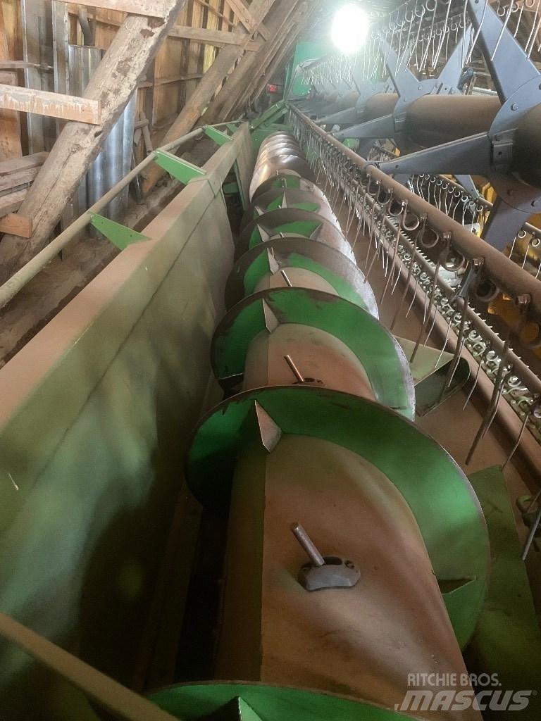John Deere T670 Ražas novākšanas kombaini