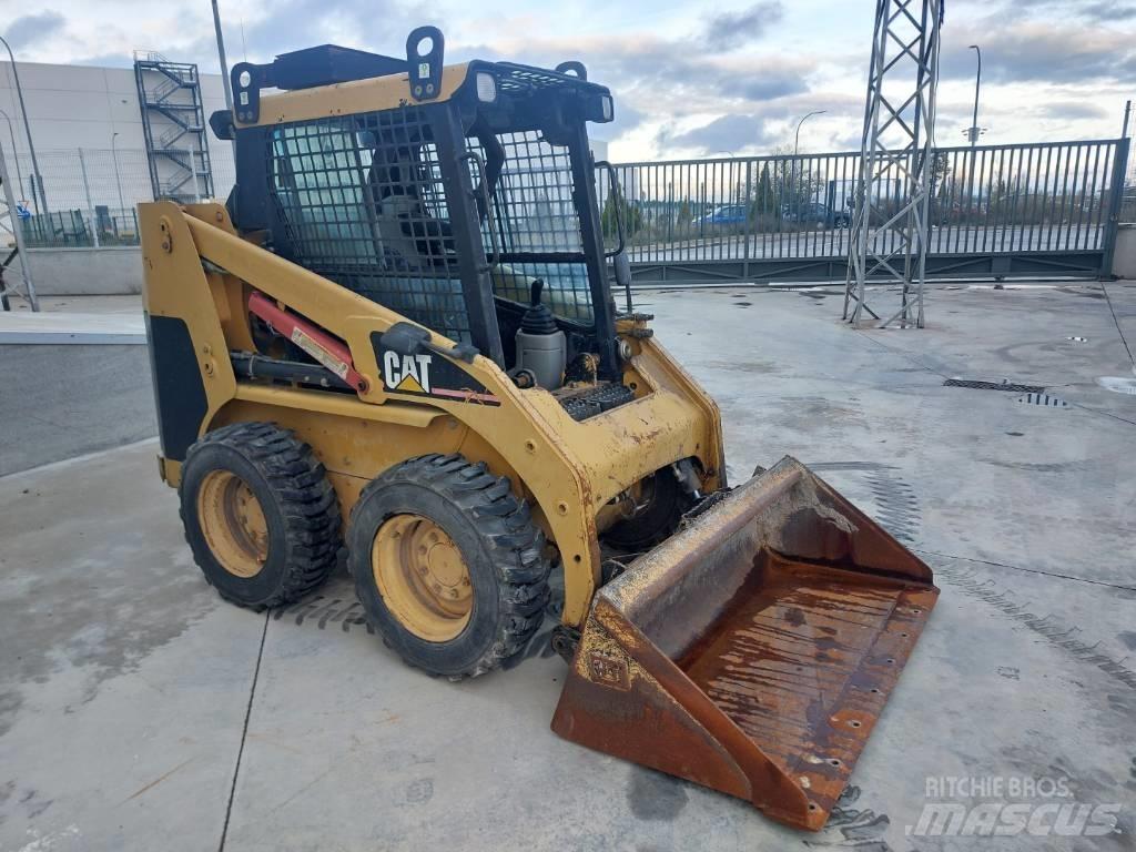 CAT 216 Lietoti riteņu kompaktiekrāvēji