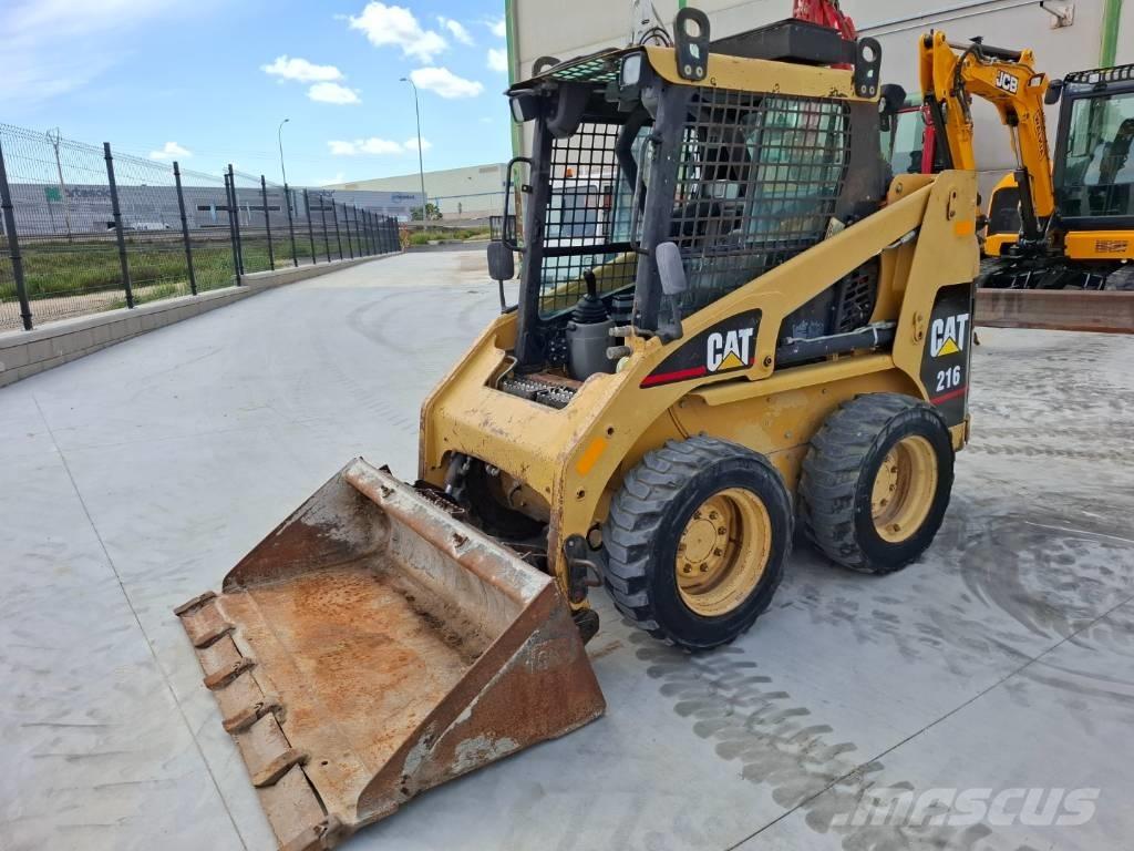 CAT 216 Lietoti riteņu kompaktiekrāvēji