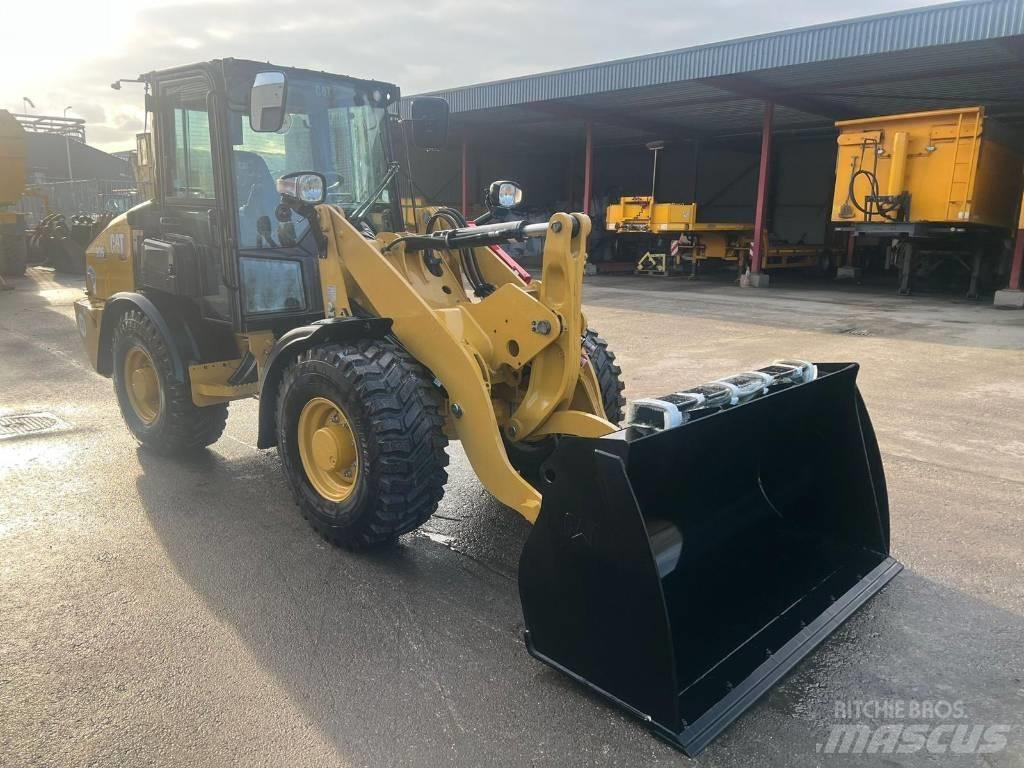 CAT 906 Iekrāvēji uz riteņiem