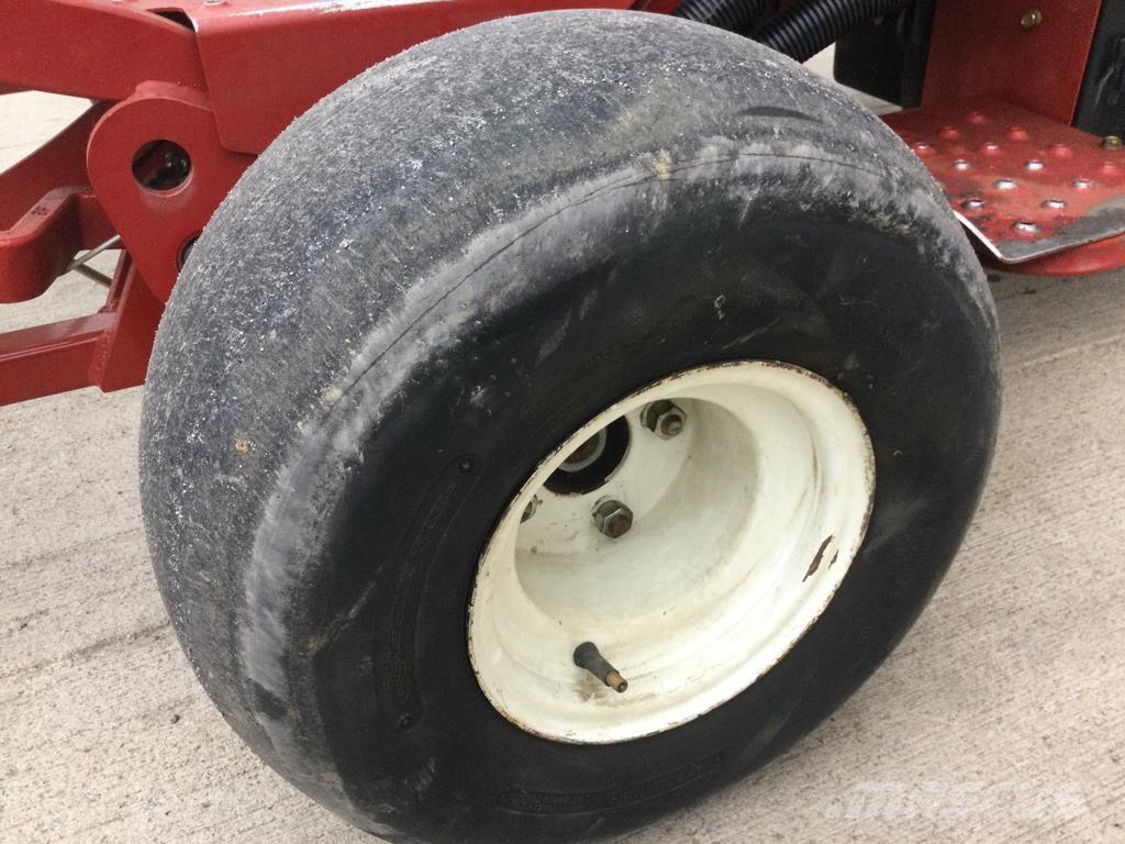 Toro 3250D Mauriņa traktors