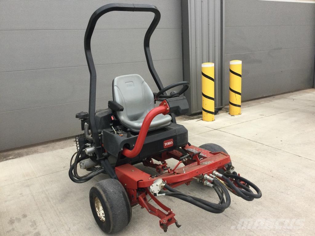 Toro 3250D Mauriņa traktors