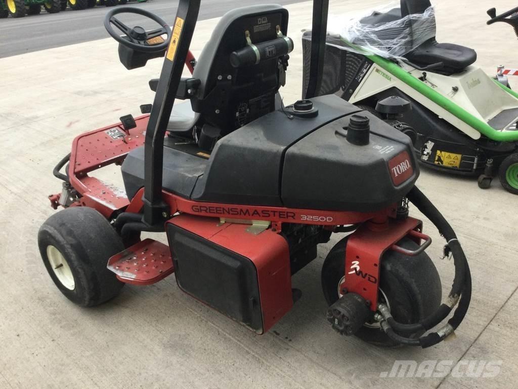 Toro 3250D Mauriņa traktors
